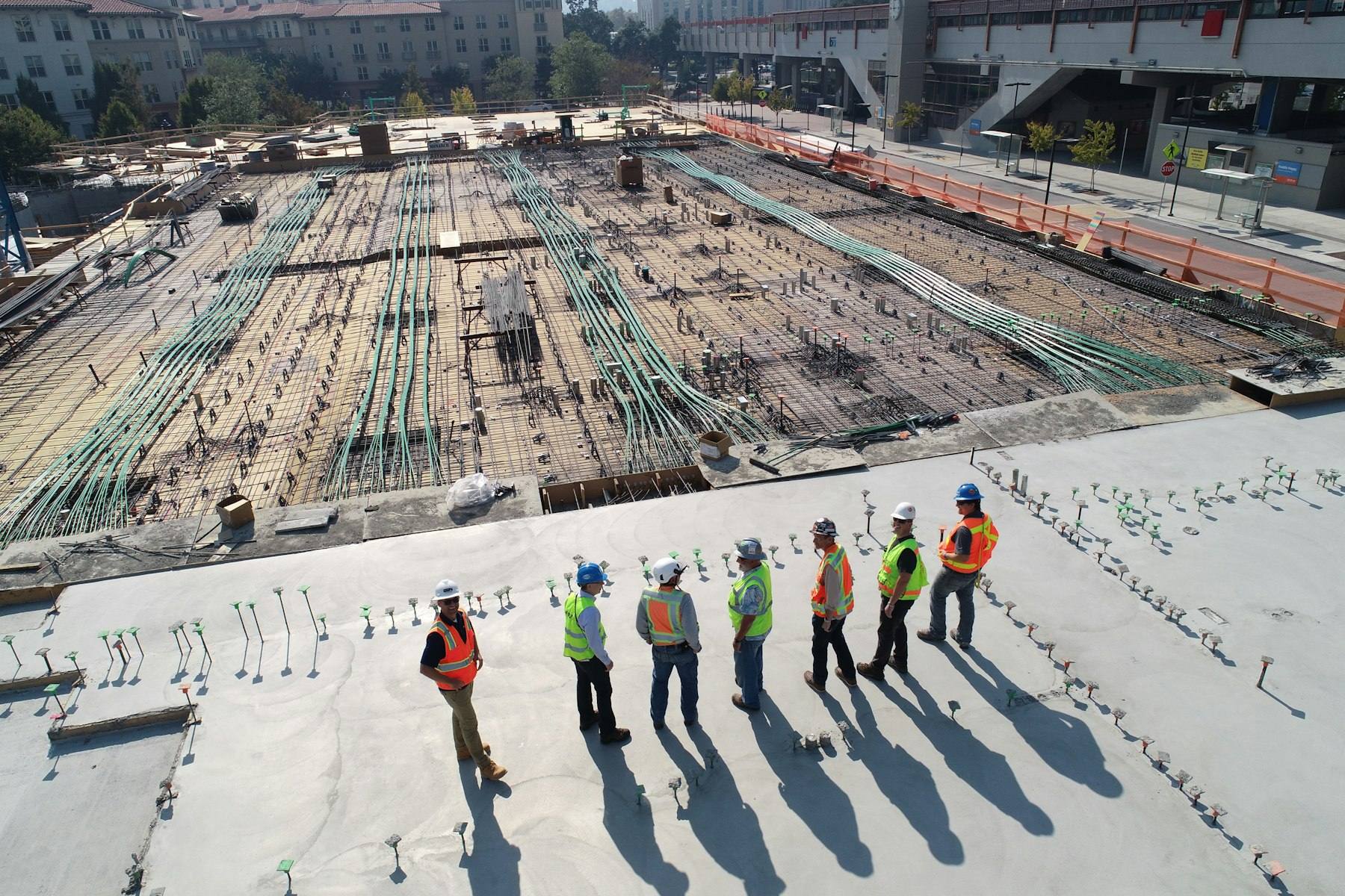 Team auf einer Baustelle bei der Abstimmung