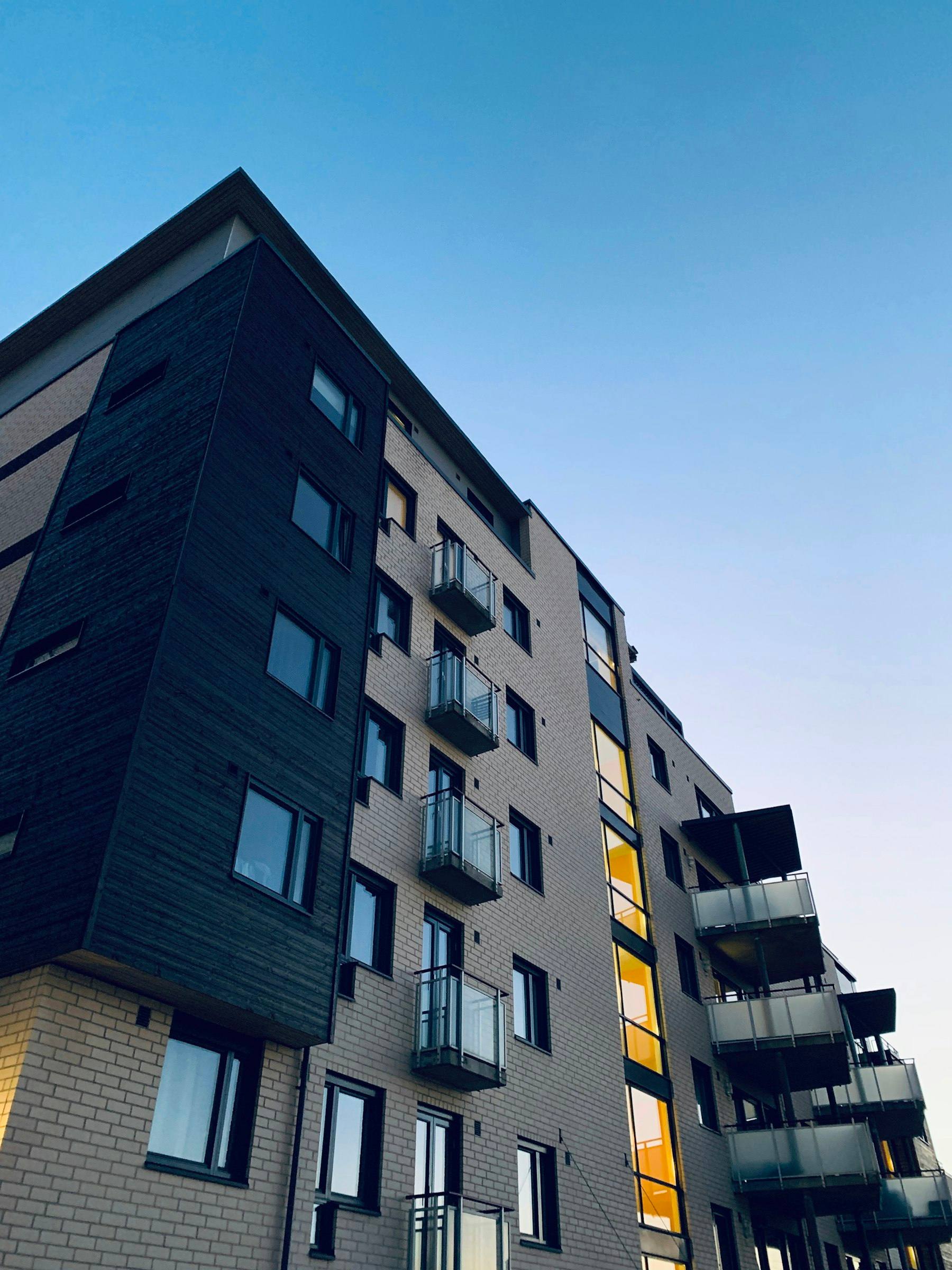 Modernes Mehrfamilienhaus mit klarer Fassade
